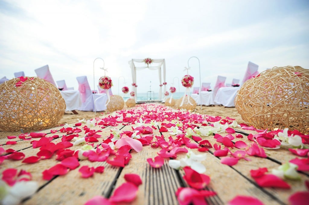 petali matrimonio in spiaggia - matrimonisicilia.net